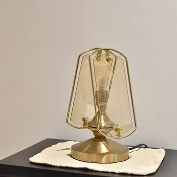 Viduslaiku atmosfēra: franču iegravēts stikla mazas galda lampas, guļamistaba, gultas nostalģija lampas, Amerikāņu retro galda